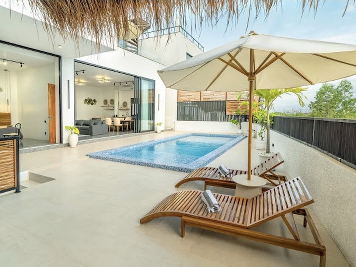 Villa Northwest: бассейн и двор с лежаками